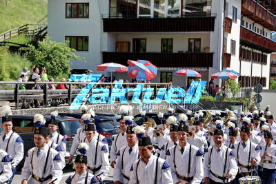 Bergmannsfest in Berchtesgaden mit großem Umzug zu Ehren, der Bergleute und ihrer Schutzpatrone, Altenheim Mitarbeiter ermöglichen Senioren das Zuschauen, wunderschöne Geste