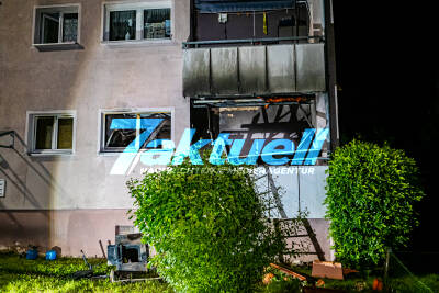 Wohnung in Vollbrand - Flammen drohten überzugreifen - 1 Person springt vom Balkon - 7 Verletzte - Tatverdächtiger festgenommen