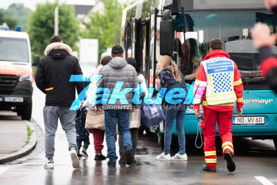 Evakuierungsbilder aus Schrobenhausen - Menschen werden mit Lastern nach Horrornacht in Sicherheit gebracht