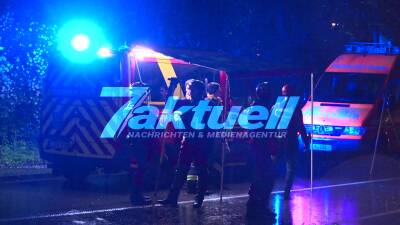 Dammbruch! Wassermassen rauschen durch kleinen Ort, zerdrücken Autos - Lärmschutzwand zur B10 gesprengt, auch diese unter Wasser (Bus steht drin)!