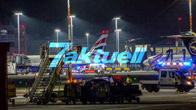 Flughafengroßalarm: Brand mit Rauchentwicklung an Flugzeug in Parkposition an den Terminals - Flugnummer G-EUPR