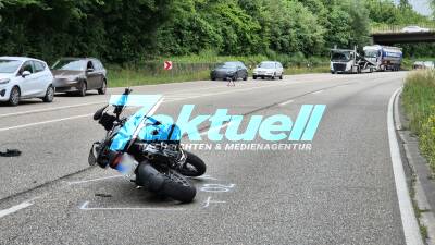 Folgenschweres Wendemanöver - Motorad knallt bei Überholvorgang gegen Kleintransporter - B27 für eine Stunde voll gesperrt