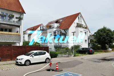 Dachstuhl in Vollbrand: Feuer in Dachgeschosswohnung in Neuhausen auf den Fildern - Feuerwehr mit zwei Drehleitern im Einsatz
