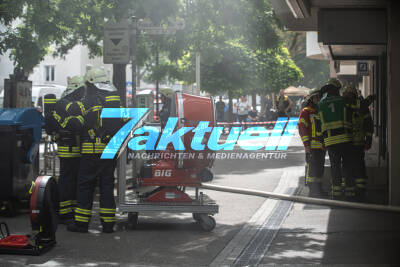 Unbekannte setzen Motorroller in Tiefgarage in Brand - 2 Verletzte