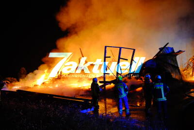 Großfeuer bei Holzbetrieb - Rauchwolke über 20 Kilometer weit zu sehen - Drohnenaufnahmen Tag und Nacht, Feuerwehr-O-Ton - 4,8 Millionen Euro Schaden