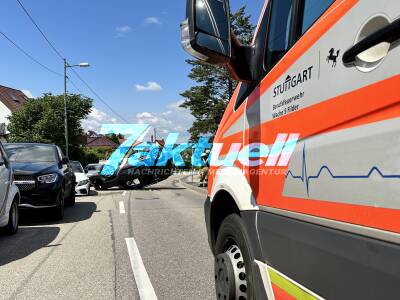 Überschlag nach Aufprall gegen geparkten Mercedes - 50.000 EUR Schaden - Fahrer leicht verletzt