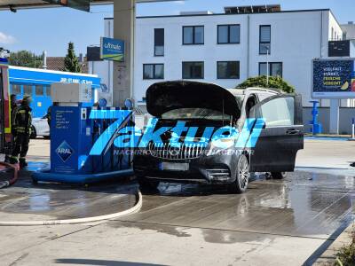 Mercedes Familienbus geriet an Tankstelle bei B27 Neckarsulm in Brand - Explosionsgefahr bestand