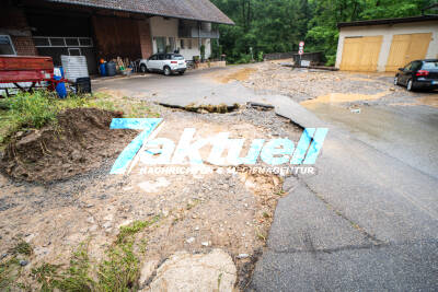 Unwetter reißt Asphalt vom Boden, bringt Überflutungen und Schlammlawinen - Erdrutsch sorgt für Sperrung