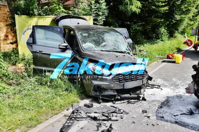 Heftiger Frontalcrash - Klein-Bus kracht in Gegenverkehr - 67 jähriger verursacht schweren Unfall -Mehrere schwerst Verletzte, Personen von Feuerwehr aus Fahrzeug gerettet 