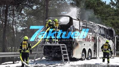 Reisebus mit 35 Gästen auf der A24 in Flammen: Reisebus wird zur Feuerhölle – Doch alle Passagiere entkommen dem Inferno - Extreme Belastung für Feuerwehr bei 30 Grad Celsius  