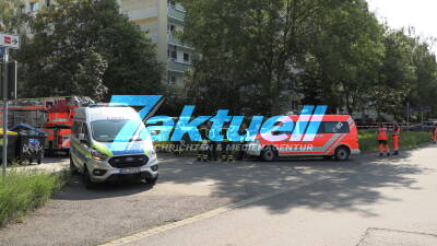 Irre: Marionetten-Spieler (nur) in Unterhose auf Balkon (on tape!) - Spezialkräfte verschaffen sich Zutritt - Mann wird auf Trage abgeführt - Leipzig