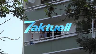 Irre: Marionetten-Spieler (nur) in Unterhose auf Balkon (on tape!) - Spezialkräfte verschaffen sich Zutritt - Mann wird auf Trage abgeführt - Leipzig