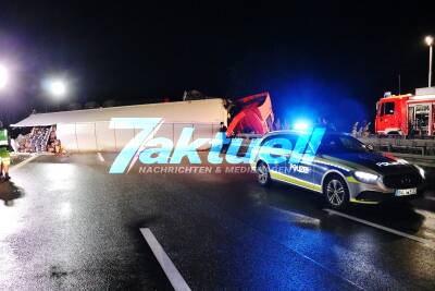 13 Stunden Vollsperrung: Reifenplatzer auf der A6 - LKW durchschlägt Mittelleitplanke - Über 100.000 Pfirsiche auf der Fahrbahn verteilt - Lastwagen überschlägt sich bei Bretzfeld - Autobahn A6 in beide Richtungen voll gesperrt