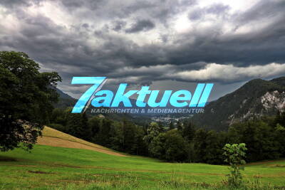 Unwetter zieht in den Alpen auf - der Himmel verdunkelt sich - Imposantes Wolken-Schauspiel und Starkregen