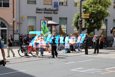 Klimaaktivisten der Letzten Generation legen in Augsburger Innenstadt den Verkehr lahm - Polizei führt viele ab