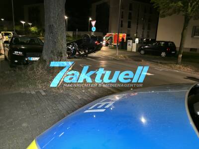 Pkw landet nach Kolision mit Baum und weiterem PKW auf dem Dach