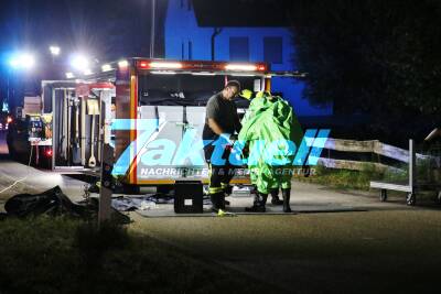Dramatischer Einsatz: 12 Feuerwehrleute im Einsatz verletzt - Wehrleute kommen zum Löschen, ahnen  nichts von der drohenden, chemischen Gefahr aus dem Abfallcontainer - Hochwassersanierung löst dramatischen Feuerwehreinsatz aus