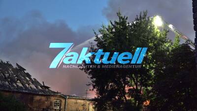 Großbrand auf dem Rittergut Vietznitz - Drohnenaufnahmen zeigen das Inferno - Flammen OnTape - 80 Hühner tot