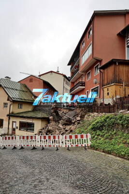 Starkregen, schlechte Bausubstanz, RUMS: Stützmauer stürzt ein und auf Straße im Zentrum von Berchtesgaden