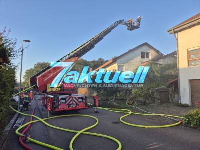 Brand eines Dachstuhls in Bad Friedrichshall Untergriesheim - Ein Anwohner vorsorglich im Krankenhaus