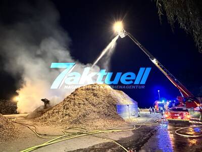 Großbrand auf Holzhackschnitzelanlage - Feuerwehren im Großeinsatz - Löschwasserversorgung beim abgelegenen Gebiet herausfordernd