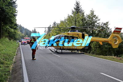 Biker überschätzt sein Können und stürzt in Gegenverkehr, wird schwer verletzt in Rettungshubschrauber getragen (on tape) -  Porsche-Oldtimer 964 Carrera beteiligt