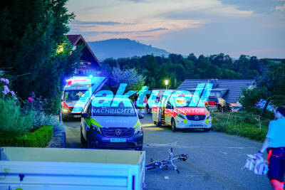 Zwei Radfahrer stürzen hintereinander bei Abfahrt schwer – Radler hat knapp zwei Promille - Polizei sucht Zeugen