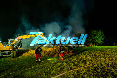Großbrand von etwa 200 Heuballen auf mehreren 100 Metern Länge - Nachlöscharbeiten dauern noch immer an (Stand: 8 Uhr) - Großeinsatz