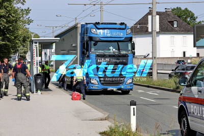 Tödlich von LKW angefahren: Bei Bushaltestelle über B155 gelaufen und von Lkw erfasst - Bayerischer Notarzt zur Unterstützung nach Salzburg geschickt. Opfer im Krankenhaus verstorben. 