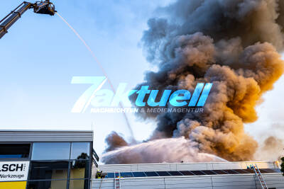 Industriehalle niedegebrannt - Zwei Durchzündungen (on tape), Großeinsatz der Feuerwehren noch den ganzen Tag - Mehrere Millionen Schaden