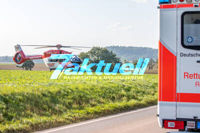 Schwerer Unfall mit 3 Verletzten: KleinLkw landet nach Kollision mit VW und BMW im Acker