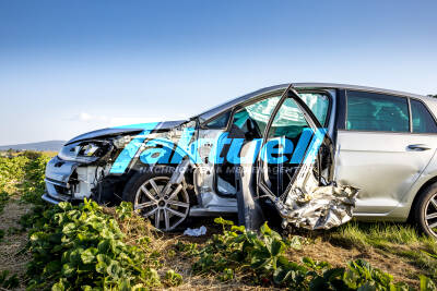 Schwerer Unfall mit 3 Verletzten: KleinLkw landet nach Kollision mit VW und BMW im Acker