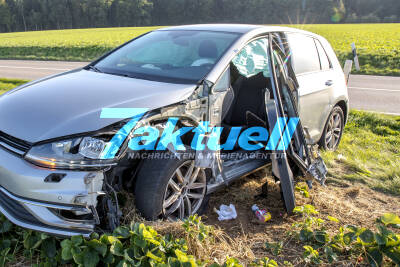Schwerer Unfall mit 3 Verletzten: KleinLkw landet nach Kollision mit VW und BMW im Acker