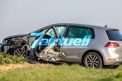 Schwerer Unfall mit 3 Verletzten: KleinLkw landet nach Kollision mit VW und BMW im Acker