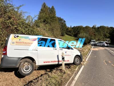 Kontrolle über Fahrzeug verloren - Frontalcrash mit 3 Fahrzeugen und 3 Verletzten bei Waldenbuch