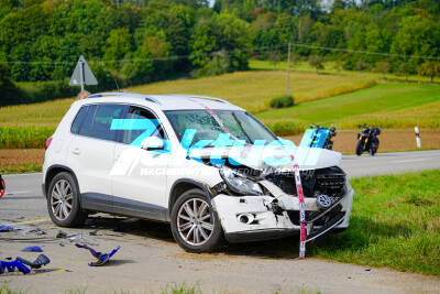 Kradfahrerin nach Crash mit VW schwer verletzt – Rettungshubschrauber im Einsatz - Landstraße voll gesperrt 