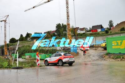 Schwerer Arbeitsunfall: Junger Arbeiter von herabfallenden Schalungsplatten erfasst und in Klinik geflogen