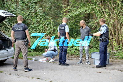 Schleuser mit 9 Flüchtlingen im Kleinwagen liefert sich Verfolgungsjagd mit der Polizei – Fluchtversuch zunächst im Auto, dann zu Fuß
