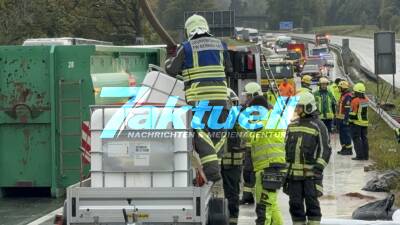 So ein Käse aber auch: Lastwagen mit 13 Tonnen Kühlregalware auf Chiemsee-Autobahn umgekippt - 3 Spuren gesperrt, Stundenlange Bergung - Feuerwehr im Einsatz