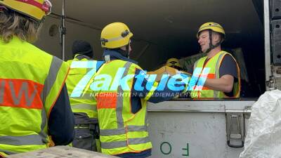 So ein Käse aber auch: Lastwagen mit 13 Tonnen Kühlregalware auf Chiemsee-Autobahn umgekippt - 3 Spuren gesperrt, Stundenlange Bergung - Feuerwehr im Einsatz