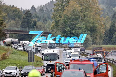 So ein Käse aber auch: Lastwagen mit 13 Tonnen Kühlregalware auf Chiemsee-Autobahn umgekippt - 3 Spuren gesperrt, Stundenlange Bergung - Feuerwehr im Einsatz
