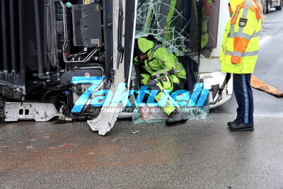 So ein Käse aber auch: Lastwagen mit 13 Tonnen Kühlregalware auf Chiemsee-Autobahn umgekippt - 3 Spuren gesperrt, Stundenlange Bergung - Feuerwehr im Einsatz