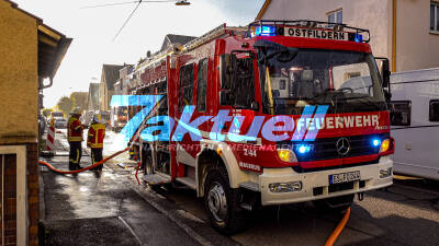 Kellerbrand mit Absuche nach Personen im Abbruchgebäude - Feuerwehr mit mehreren Einsatzkräften vor Ort