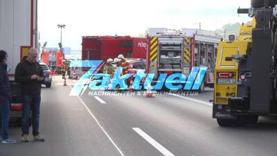 Flammeninferno auf der A8: LKW kracht auf Leitplanke und brennt vollständig ab - A8 über Stunden voll gesperrt - Feuerwehr im Großeinsatz auf der A8 bei Köngen