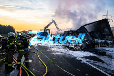 Flammeninferno auf der A8: LKW kracht auf Leitplanke und brennt vollständig ab - A8 über Stunden voll gesperrt - Feuerwehr im Großeinsatz auf der A8 bei Köngen