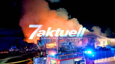 600 Tonnen Dünger Hochentzündlich: Halle von Raiffeisen-Markt brennt lichterloh - Vier Tanklöschfahrzeuge pendeln zur Wasserversorgung aus dem Ort