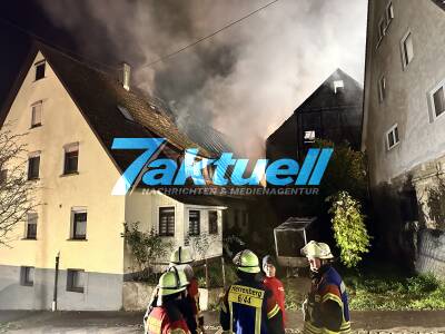 Vollbrand im engen Ortskern: 2 Häuser und eine Scheune - 3 Drehleitern im Einsatz - O-Ton Feuerwehr