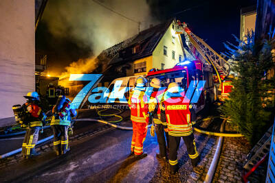 Vollbrand im engen Ortskern: 2 Häuser und eine Scheune - 3 Drehleitern im Einsatz - O-Ton Feuerwehr