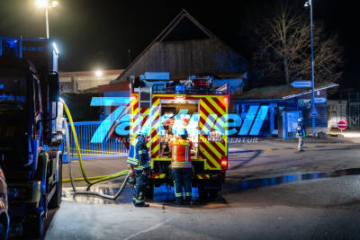 Großeinsatz für die Feuerwehr: Spermüll brennt auf Wertstoffhof - Feuerwehren aus 5 Orten im Einsatz 