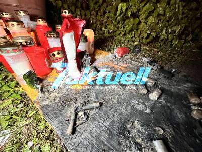 Feuer in Trauerstätte der 3 Todesopfer vom unfassbaren Unfall in ES-Weil - Feuerwehr muss Brand von Kerzen und Vegetation ablöschen